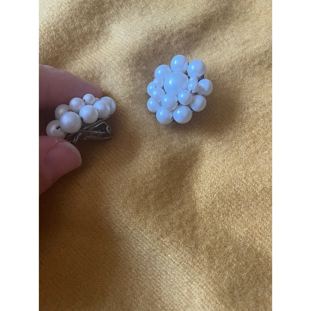 White graduated size‎ Faux Pearl Circle Cluster Earrings Clip On